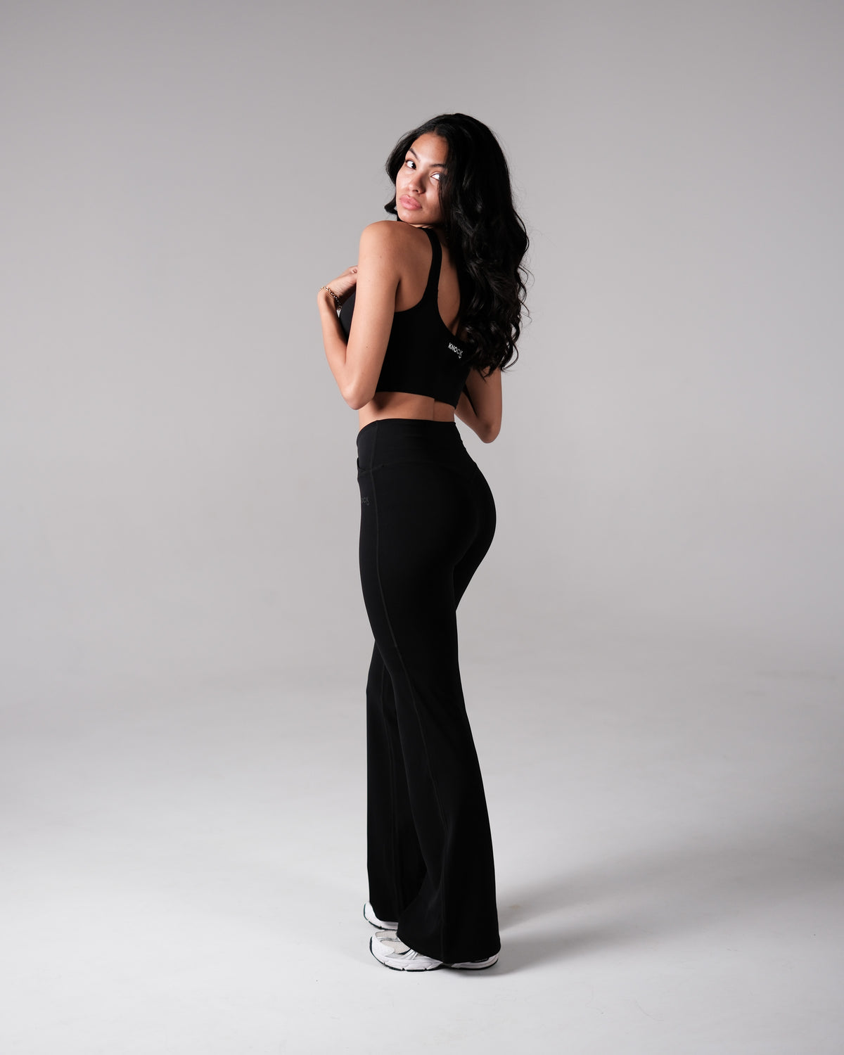 SCULPTING PADDED CROP TOP | BROWN