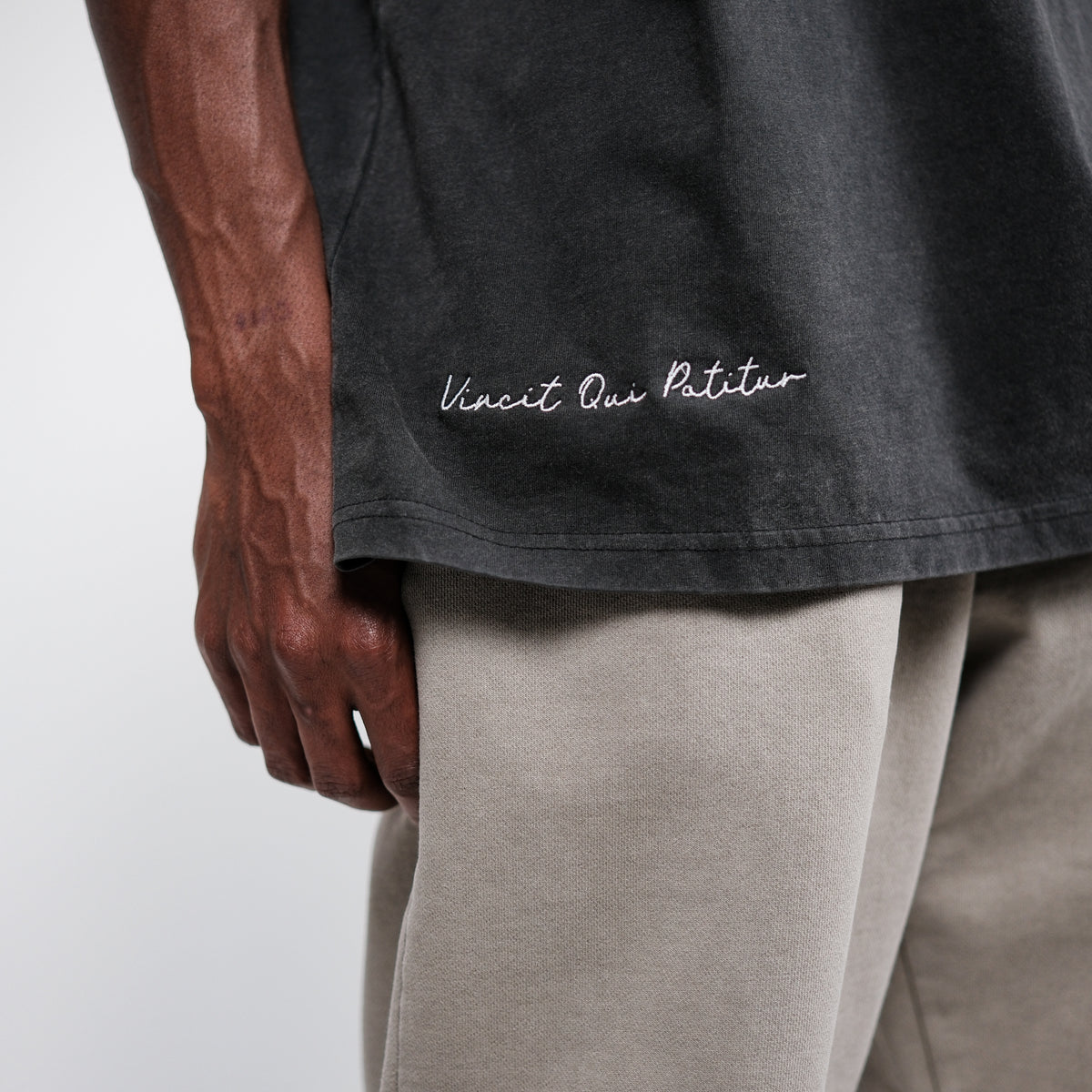 VINCIT QUI PATITUR TEE | VINTAGE BLACK