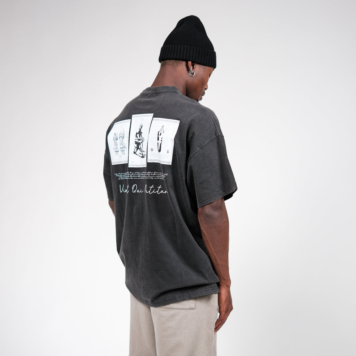 VINCIT QUI PATITUR TEE | VINTAGE BLACK