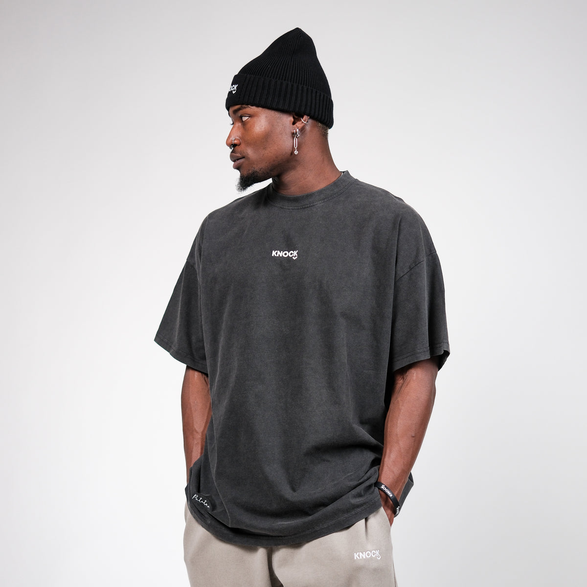 VINCIT QUI PATITUR TEE | VINTAGE BLACK