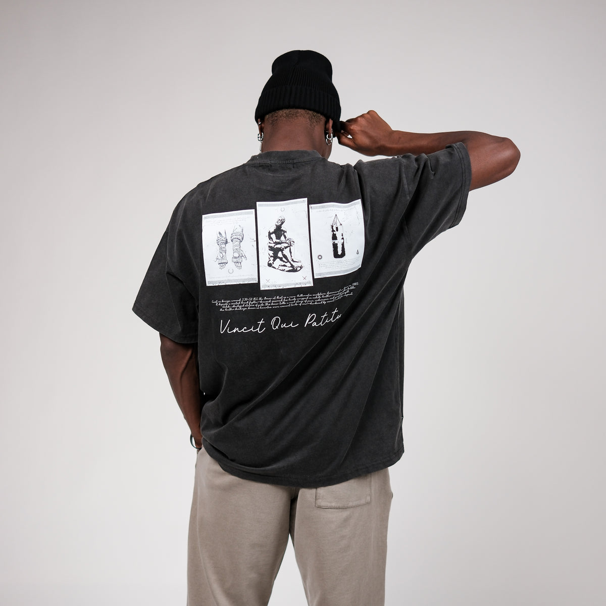 VINCIT QUI PATITUR TEE | VINTAGE BLACK