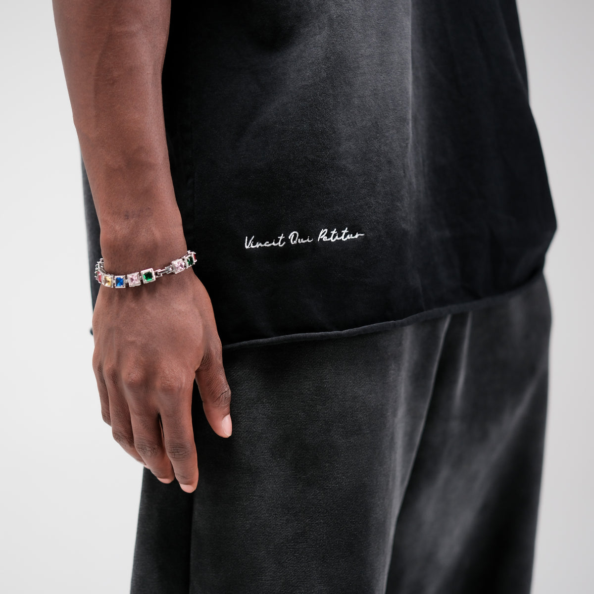 VINCIT QUI PATITUR TEE LOOSE BOTTOM