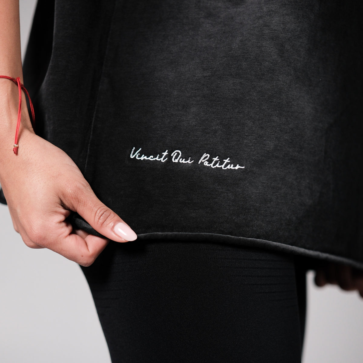 VINCIT QUI PATITUR TEE LOOSE BOTTOM
